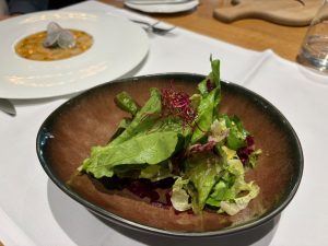 Blattsalat mit Randen und Apfel
