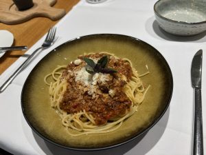 Spaghetti mit Sauce Bolognese und Zwiebel-Crunch