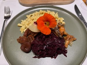 Spätzle mit Rotcabis und glasierten Maroni